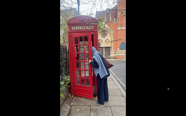 Londra'yı ziyaret eden bir kadın, telefon kulübelerinde bir fotoğraf çekmek istedi.