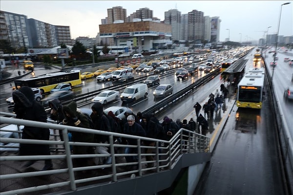 Dr. Özdemir, İstanbul’da Aralık ayının ikinci yarısında soğuk ve yağışlı havanın etkisiyle ekstrem hava olayları görülebileceğini belirtti ve ekledi: "Aralık ayının son günlerinde düşük bir ihtimal olsa da kar alma olasılığı var. Yılbaşına karla girebiliriz.”