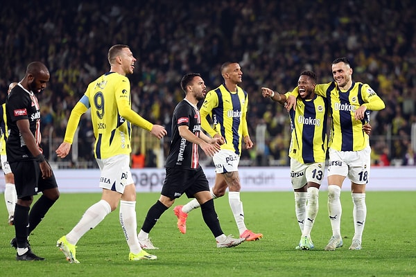 Süper Lig'in 14. haftasında Fenerbahçe, evinde Gaziantep FK ile karşı karşıya geldi. Sarı-lacivertliler, sahadan 3-1'lik galibiyetle ayrılarak lider Galatasaray ile puan farkını 3'e indirdi.