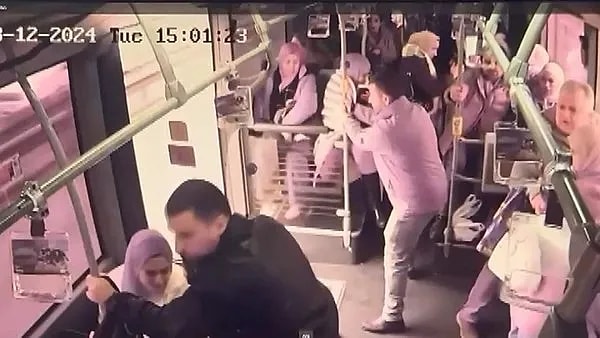 Seyir halindeki metrobüs, rögar kapağının üstünden geçtiği esnada kapak yerinden fırlayarak metrobüsün camını kırdı. Araç içinde kapıya yaslanan bir yolcu ise kapının parçalanmasıyla yola düşerek yaralandı.