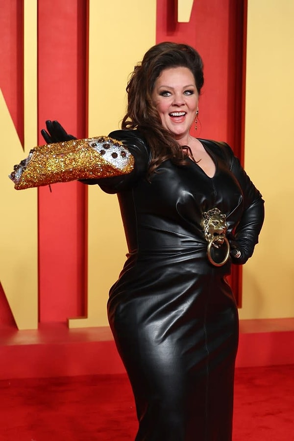 Melissa McCarthy lit up the 2024 Vanity Fair Oscar Party, flaunting Kinza Winza's dazzling Cannoli Clutch with cheer and flair.