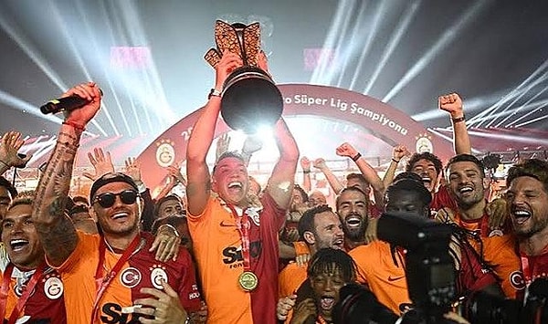 Galatasaray tarihinin en büyük zaferlerine giden yolda sarı kırmızı renklerini giymeye devam edecekti. O günden sonra sarı kırmızı renkler Galatasaray için bir zaferin, bir aidiyetin simgesi haline geldi. Bugün milyonlarca taraftarın gururla taşıdığı bu renkler sadece takımın değil Türk futbolunun önemli bir parçası oldu.