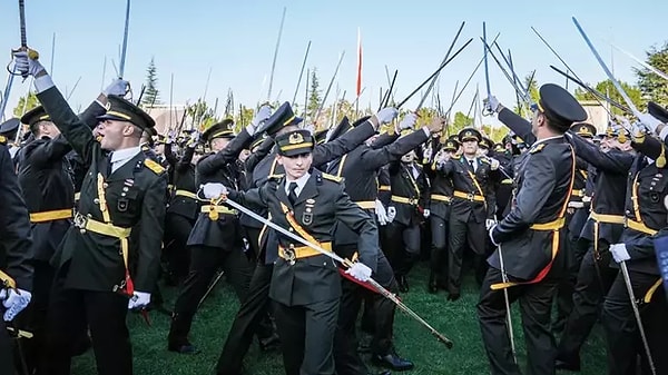 Geçtiğimiz yaz düzenlenen Kara Harp Okulu mezuniyet töreninde teğmenler, kılıçlarını çatarak yemin etmiş ve “Mustafa Kemal’in Askerleriyiz” diye tempo tutmuştu.