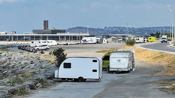 Pandemi döneminde popüler olan çekme karavanlarda yeni düzenlemelerle kurallar tamamen değişti. 750 kilogram altındaki çekme karavanlar için plaka ve muayene zorunlulukları getirildi. Karavanları kullanmak için gerekli ehliyet sınıfında da değişiklikler olabilir.