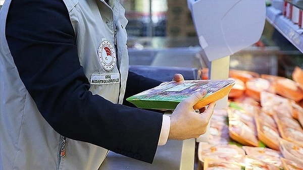 Tarım ve Orman Bakanlığı, yaptığı denetimler sonrasında ürünlerinde taklit ve tağşiş yapan firmaları sitesinden ifşa etmeye devam ediyor. Bakanlık yetkililerin yaptığı denetimlerde, özellikle online olarak satılan 4 zeytinyağı firmasının ürünlerinde aldatmaya yönelik maddeler tespit edildi. Bakanlık, 4 firmanın ürünlerinin de piyasadan toplatılmasına karar verdi.