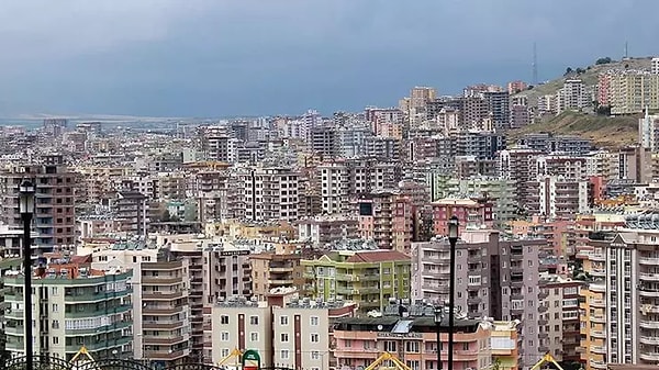 Belediye sınırları içinde veya dışında, belediyelere, Hazine'ye, özel idarelere, özel bütçeli dairelere ait arazi ve arsalarda veya devletin hüküm ve tasarrufu altında bulunan yerlerde yapılacak izinsiz yapılar, Toplu Konut İdaresi Başkanlığı, belediyeler veya il özel idarelerince yıkılabilecek.