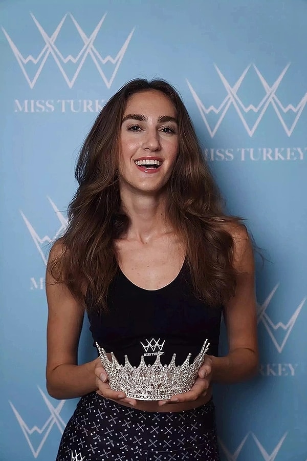 Mesleğine dair etkinliklere katılan ve paylaşımlar yapan İdil Bilgen, geçtiğimiz günlerde hedeflerini açıklamış ve Miss World Türkiye 2024 güzeli seçilmesinin kendisine onur verdiğini belirtmişti.