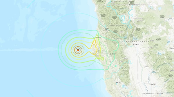 Yaşanan deprem sonrasında yetkililer, başta Oregon şehri olmak üzere San Francisco Körfezi için tsunami alarmı verdi.