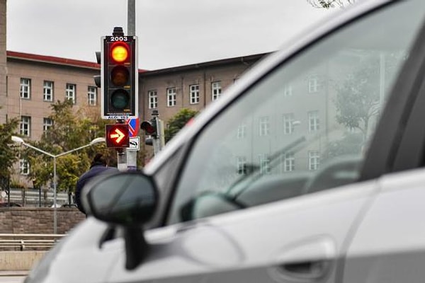 Sonuç olarak trafikte yanıp sönen ışıklara dikkat etmek sadece kendi güvenliğimiz için değil diğer sürücüler ve yayalar için de çok önemli. Artık sarı ve kırmızı ışıkların ne anlama geldiğini daha iyi biliyoruz değil mi?