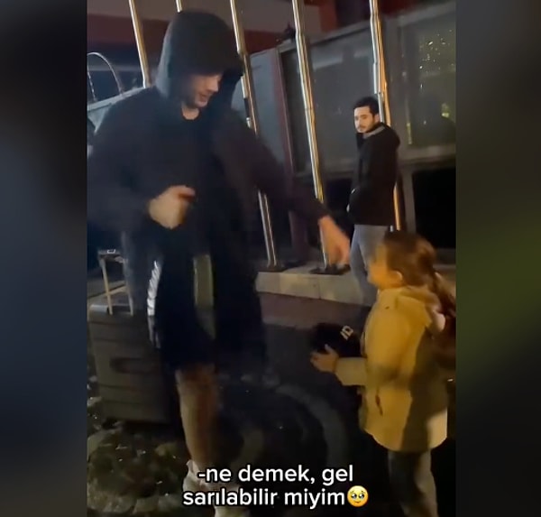 Çıkışta Bedirhan’ı heyecanla bekleyen küçük taraftar, hayaline kavuştu ve unutulmaz bir an yaşadı.