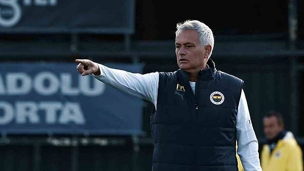 Jose Mourinho rakiplerinin ligdeki konumuna değinerek "Beşiktaş'ın bu durumu onlar için bir avantaj. Ligi kazanma şansları yok ama derbiyi kazanma ihtimalleri var" dedi.