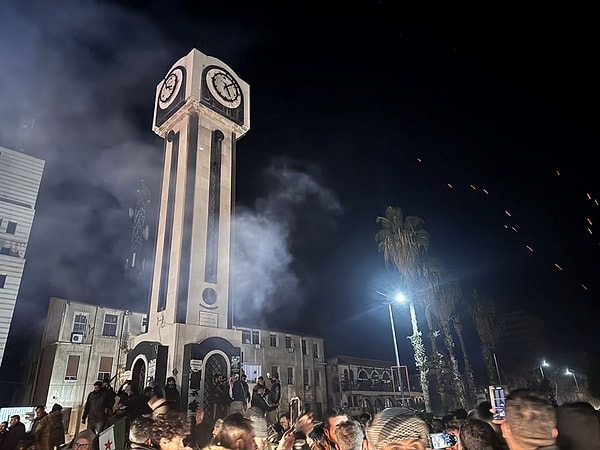 Bugün Suriye'de yepyeni bir dönem başladı biliyorsunuz. 13 yılı aşkın süredir devam eden iç savaşın ardından yaklaşık 12 gündür oldukça hareketli günler yaşanıyordu. Bu sabah Beşar Esad rejiminin çöktüğü duyuruldu.