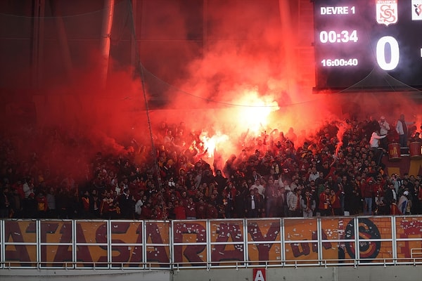 Galatasaray taraftarının maça yoğun ilgisi olduğu gözden kaçmazken maçın başlama düdüğüyle desteklerini de sergilediler.