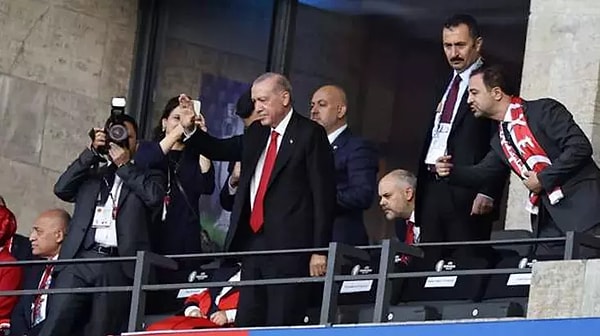 Bir genç Erdoğan'a "Sizin de yakından takip ettiğinizi biliyorum. Sizden cevabını özellikle duymak istediğim bir soru var. Sizce Türk futbolunda siyaset var mı?" diye sordu.