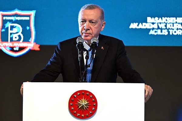 Erdoğan da gülerek "Öyle bir soru soruyorsun ki" yanıtını verdikten sonra "Siyasetin girmediği yer mi var?" dedi.