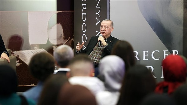 AK Parti Genel Başkanı ve Cumhurbaşkanı Recep Tayyip Erdoğan, Gaziantep'te gerçekleştirdiği ziyaretler sonrası Şahinbey Millet Kütüphanesi'nde düzenlenen 'Gençlerle Buluşma' etkinliğine katıldı.