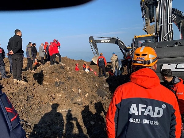 Bu sırada Giresun'dan Gürcistan’a telefon almak için gitmekte olan 4 gencin içinde bulunduğu araç toprak altında kaldı.