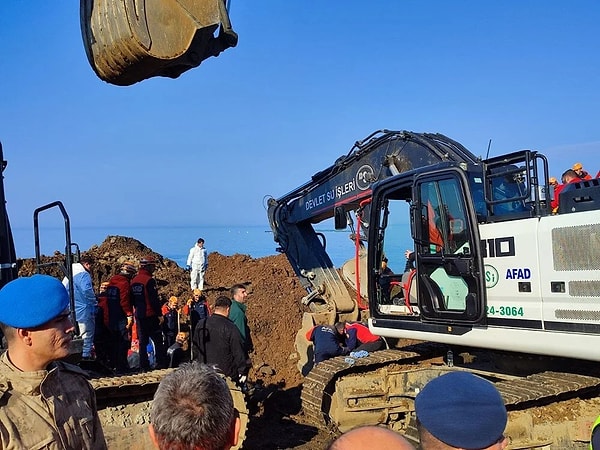 Bölgede iş makinelerinin çalışması sonrasında toprak altındaki araca ulaşıldığı belirtildi. Aracın bulunduğu yerden çıkartılması için çalışma başlatıldı.