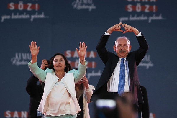 Söz konusu kazanın haberini 23 Derece’den Gökhan Özbek verdi. Sosyal medya hesabı X’ten paylaşım yapan Özbek, çiftin durumlarının iyi olduğunu belirtti.