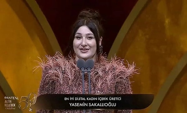 12. Her sene yoğun ilgi ve heyecanla izlenen ödül törenlerinin başında gelen Pantene Altın Kelebek gecesi yine epey hareketli geçti. Unutulmaz anların yaşandığı gecede gergin olaylar kadar güldüren dakikalar da yaşandı. Yüzlerimizi epey gülümseten isimlerden biri de şüphesiz Yasemin Sakallıoğlu oldu. 'En İyi Dijital İçerik Üretici Ödülü' alan Sakallıoğlu, göndermeli ödül konuşmasıyla tüm salonu gülmekten kırdı geçirdi.