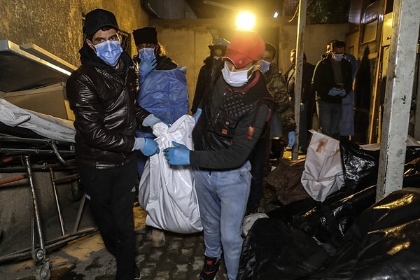 Rejimin fiziksel işkence uygulamaları arasında, mağdurun vücudunun farklı yerlerine kaynar su dökme, başını suya sokarak boğma hissi verme, elektrikli sopayla vücuduna elektrik verme, mağduru çıplak bir şekilde metal sandalyeye oturtarak sandalyeye elektrik verme, naylon poşeti yakarak vücuduna damlatma, bedeninde sigara söndürme, mağdurun parmaklarını, saçlarını ve kulaklarını çakmakla yakma, ısıtılmış metali bedenin farklı bölgelerine değdirerek cildi yakma, bedene kızgın yağ damlatma, yanıcı böcek ilaçlarını üzerine dökerek yakma gibi insanlık dışı yöntemler yer aldı.