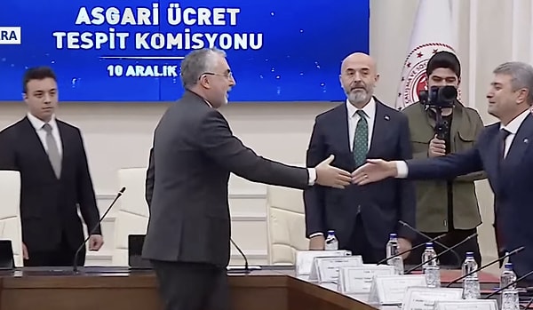 Asgari ücret 2025 zammı için resmi süreç resmen başladı. Asgari Ücret Tespit Komisyonu, ilk toplantı için bir araya geldi. Toplantı saat 16.00'da başladı.