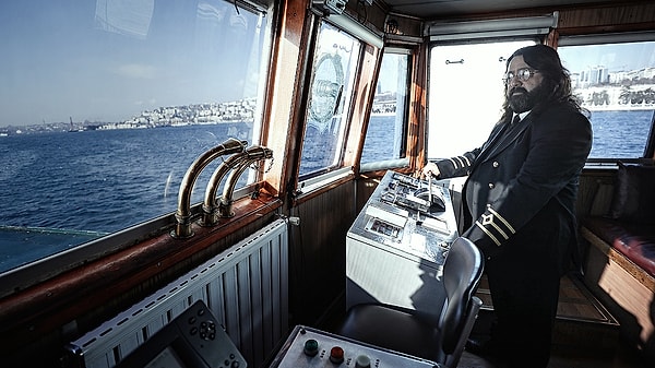 Yıllar önce gemilerdeki personelin görevleri çok netti ve bu görevler adeta bir hiyerarşi oluşturuyordu. Tecrübeli personel genellikle sancak tarafında çalışır çünkü bu taraf genellikle geminin öncelikli tarafı sayılıyordu.