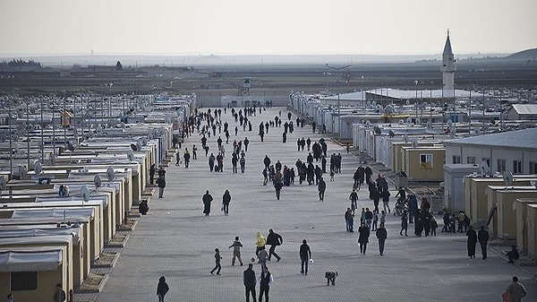 Saydam, Şam’da konuştuğu bazı kişilerin yeni yönetim altında yaşamak istemedikleri için Türkiye’ye kaçmak istediklerini aktardı.