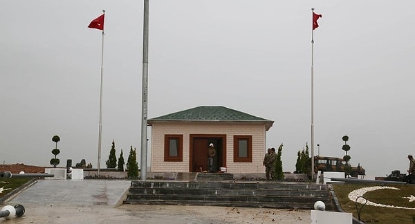 Suriye’de bulunmasına rağmen Türkiye toprağı kabul edilen Süleyman Şah Türbesi, IŞİD’in ülkede terör estirdiği 2015 yılında “Şah Fırat” adı verilen operasyonla yerinden taşınarak, Halep’te bulunan Eşme Köyü’ne geçici olarak taşınmıştı.