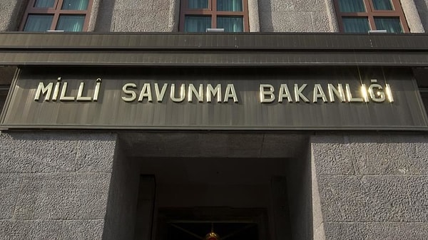 Milli Savunma Bakanlığı kaynakları, Suriye’nin kuzeyindeki Karakozak köyünün terörden temizlenmesinin ardından Süleyman Şah’ın türbesinin eski yerine taşınıp taşınmayacağına ilişkin merak edilen soruya yanıt verdi.