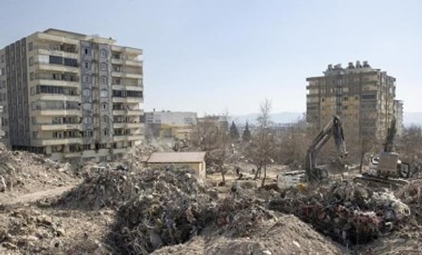 Duruşmada sanıkların tahliye edilmesine karar veren mahkeme heyeti duruşmayı 18 Nisan 2025 tarihine erteledi. Müştekilerin avukatları ve yakınları, kararın ardından adaletin sağlanmadığını belirterek sürecin peşini bırakmayacaklarını duyurdular.