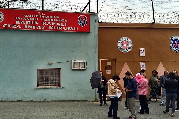 Adana ve Bakırköy'deki pilot projelerde, sadece uyuşturucu suçluları için özel cezaevleri faaliyete geçirildi. Bu cezaevlerinde hem cezaların infazı hem de mahkumların rehabilitasyonu sağlanıyor.