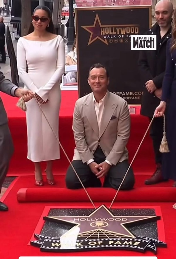 Jude Law, 12 Aralık günü dünyanın en ünlü kaldırımı olarak bilinen 'Walk of Fame' de onurlandırıldı. Law, Hollywood Bulvarı'nda yıldız sahibi oldu. O anlar, sosyal medyada da beğeni yağmuruna tutuldu.👇