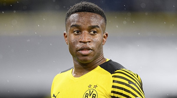 Joseph Moukoko, belgeselde yaptığı açıklamada, kendisinin ve eşinin dolaylı olarak Borussia Dortmund’un sponsorlarından biri olan Evonik bünyesinde çalıştıklarını ve bu işten düzenli maaş aldıklarını belirtti.