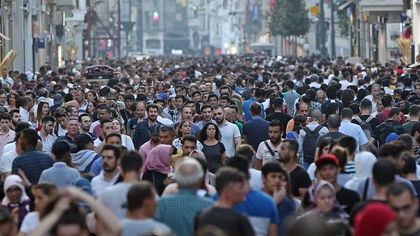 Milyonların beklediği 2025 asgari ücret zammı, Aralık ayı sonunda belli olacak. Uzmanlar, verileri derleyerek ardı ardına tahminlerde bulunuyor. Peki, verileri bir kenara bırakırsak, zamlara karşı direnmeye çalışan vatandaşlar ne kadar zam istiyor?