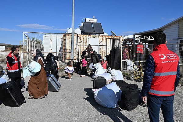 Yerlikaya dönüş işlemlerinin Cilvegözü, Yayladağı ve Zeytindalı sınır kapılarından gerçekleştirildiğini, Suriyeli sığınmacıların Geri Gönderme Merkezleri'nde gerekli işlemleri tamamladıktan sonra ülkelerine geçiş yaptığını söyledi.