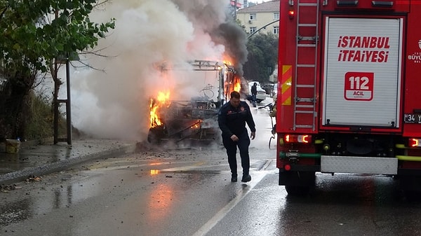 Kartal Hürriyet Mahallesi Vatansever Caddesi üzerinde meydana gelen olayda minibüsün şoförü dumanları fark ederek hemen yolcuları tahliye etti.