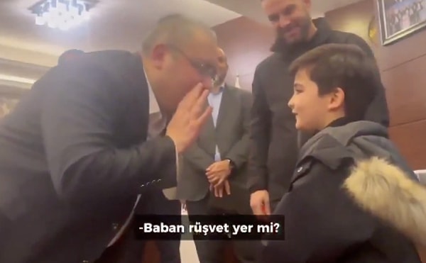 Mesut Özarslan'ın, babasının zabıta olmasını isteyen küçük çocuğa "Senin baban rüşvet yer mi, hırsızlık yapar mı?" şeklinde sorular sormasına, başta ünlü gazeteci Uğur Dündar olmak üzere birçok kişi tepki gösterdi.