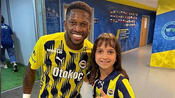 Yaz Yıldırım'ın maç önünde Fenerbahçeli futbolcularla fotoğraf çektirmesi sosyal medyada haber oldu ve bir hesap tarafından da paylaşıldı.