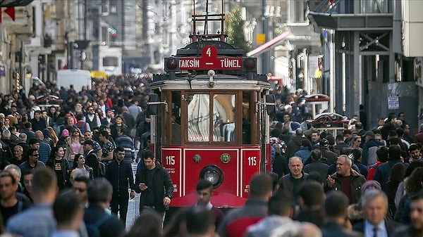 Acemoğlu'na göre Türkiye'de yaşlı bir nüfus var ve 2060 yılına gelindiğinde bu oran Japonya'yla eş değer olacak.