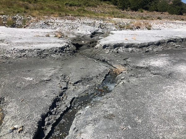 Burdur'da Mars gezegenindeki toprak yapısına benzerliğiyle bilinen, turkuaz rengi ve beyaz kumsallarıyla ünlü Salda Gölü'nde, yoğun insan faaliyetleri ve kirlilik nedeniyle canlı organizmaların oluşturduğu beyaz adacıkların kararmaya başlamasının yanı sıra, su kaybı da yaşanıyor.