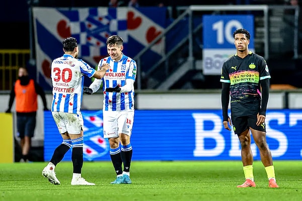 Bir sürpriz de Hollanda'dan geldi. Lider PSV deplasmanda ligin orta sıra takımlarından Heerenveen'e 1-0 mağlup oldu.