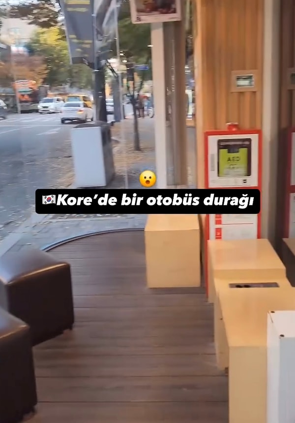 Otobüs bekleme alanı kapalı bir alan şeklinde tasarlanmıştı ve Türkiye’nin aksine 3 kişilik oturma bankları yerine birçok oturma yeri bulunuyordu.