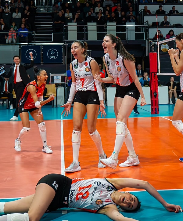 İşte o fotoğraf ve voleybolseverlerin fotoğrafa dair paylaşımlarından bazıları 👇