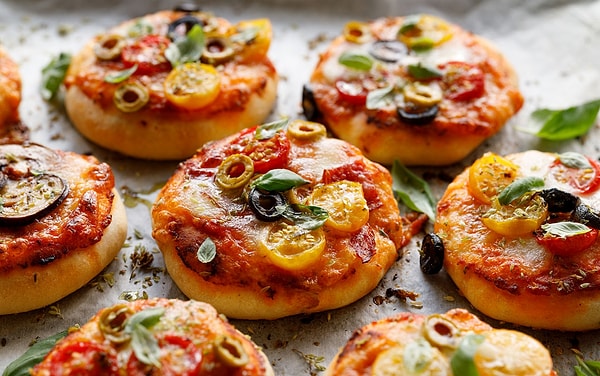 4. Mini Pizzalar ve Mozzarella Çubukları