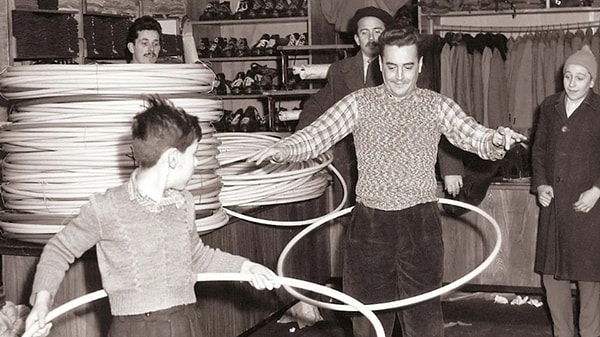 Wham-O, 1958 yılında Marlex adlı bir plastikten ürettiği çemberlere “Hula-Hoop” adını vererek dünya çapında bir çılgınlık başlattı. ABD’de tanesi 1,98 dolara satılan hulahoplardan yalnızca dört ay içinde 25 milyon adet satıldı.