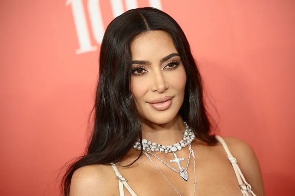 Başar, ''Sabahtan akşama yayın açıp hayatlarını yayınlayanlar var. Diğerleri de bakıyor çok para kazanıyor, o da özeniyor. Sosyal medya yüzünden yeni nesil Kim Kardashian gibi oldu. Sadece Türkiye'de değil, tüm dünyada bu hale geldi. Onun gibi hayatlar yaşanıyor. Maalesef kültürel yozlaşma yaşanıyor.''