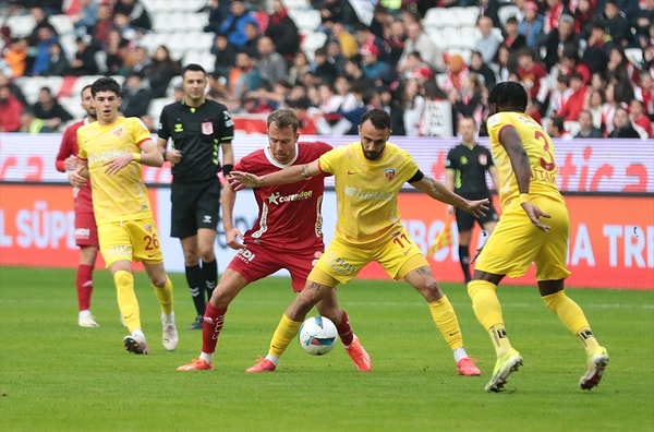 1- Antalyaspor - Kayserispor maçında çektiği şutla güvenlik görevlisinin taburesinin kırılmasına neden olan oyuncu kimdi?