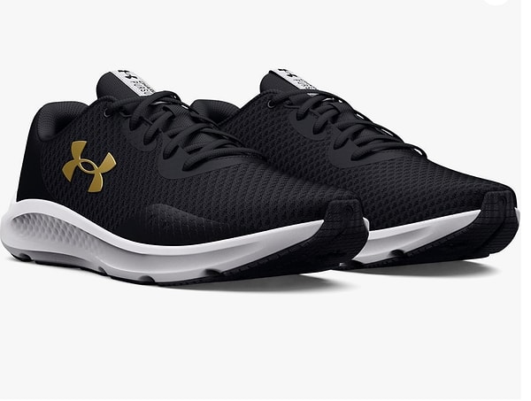 Under Armour UA Charged Pursuit 3 Koşu Ayakkabısı, performans odaklı tasarımıyla dikkat çekiyor.