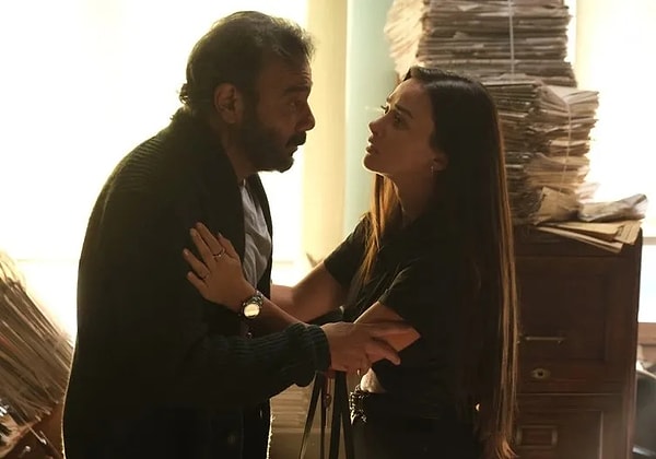 Kerem Alışık geçtiğimiz akşam başrollerini Hande Soral, Batuhan Bayar ve Şenay Gürler'le paylaştığı 'Akıldan Kalbe' filminin galasına katıldı.